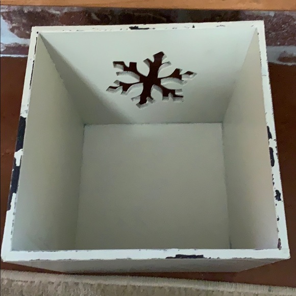 8”x8” Farmhouse wooden tote with snowflake cutout - Picture 5 of 6